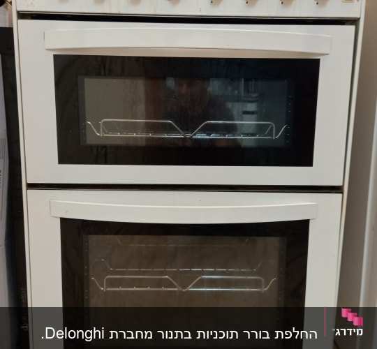 תנור אפייה חשמלי עם כפתורי שליטה ולחצנים